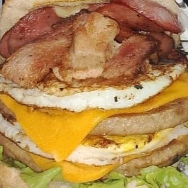 Pão, Alface, Ketchup, Maionese, 2 Carnes, 2 Fatias de Queijo , 2 Ovos, Bacon e Calabresa