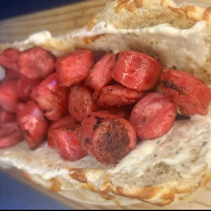 Pão parmesão artesanal,150g linguiça mineira,pasta de alho,finalizado com queijo mussarela gratinada