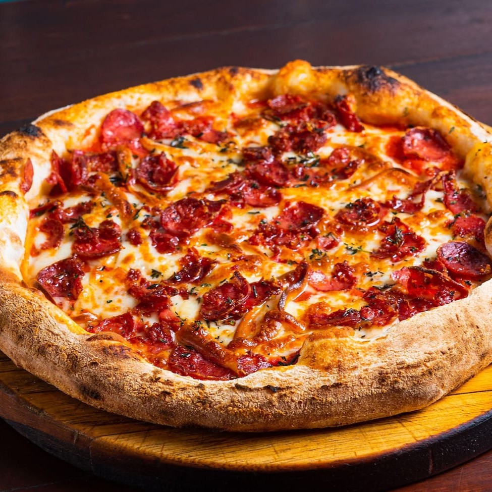 Massa em fermentação natural, molho de tomate, provolone, diávola(Salame levemente Picante),tomilho e basilicão.