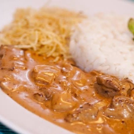 Composto por strogonoff de carne cremoso , arroz branco e batata palha extra fina . Embalagem de 750ml de isopor
