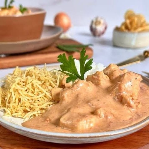 Prato composto por arroz , strogonoff e batata palha  embalagem de 750ml