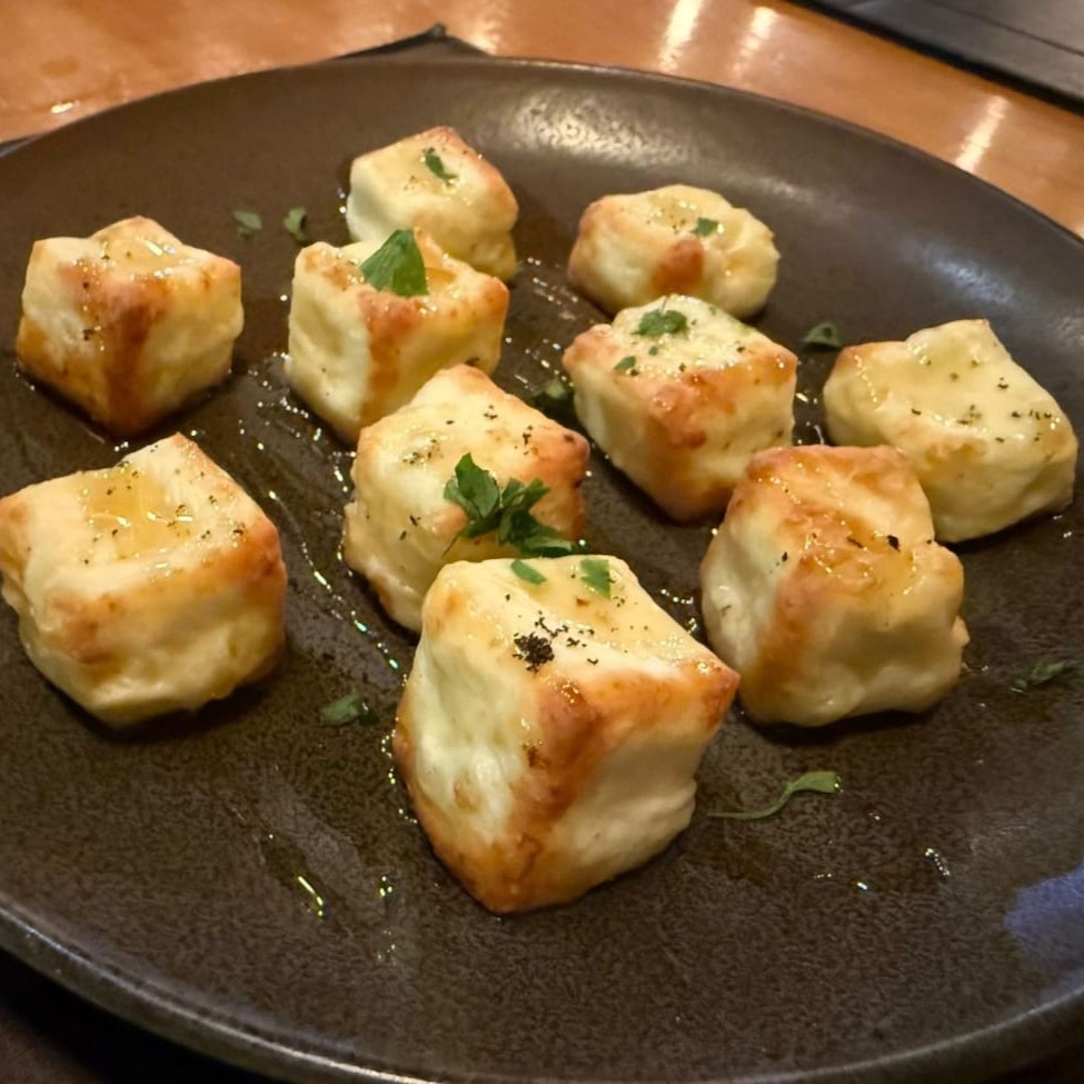 Maravilhoso Cubos de queijo coalho assados no forno regado com mel de abelhas silvestres