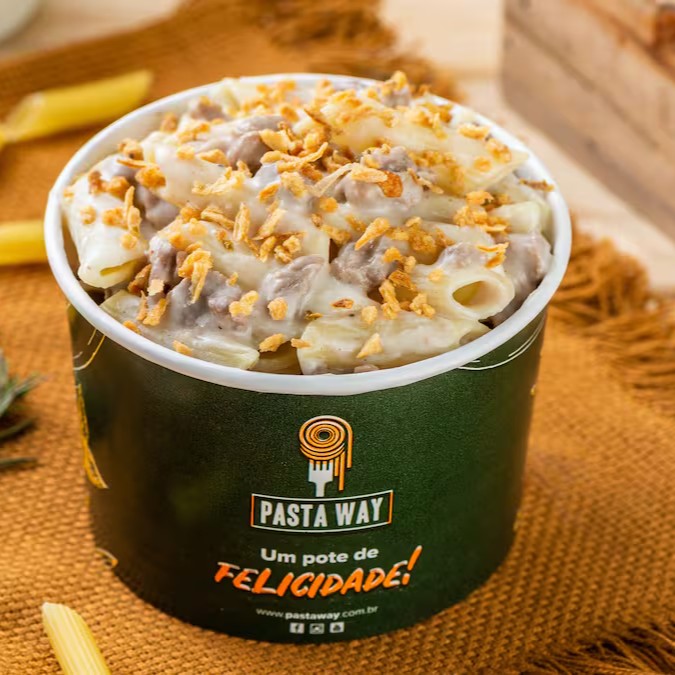 Delicioso Penne envolvido em um saboroso molho à base de Alcatra, Catupiry e Alho frito, criando uma combinação de sabores intensos e irresistíveis.

**fotos meramente ilustrativas - devido ao acondicionamento em embalagem e transporte o produto poderá não ter a mesma aparência da foto.