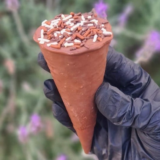 Cone banhado no chocolate, com um cremoso brigadeiro 50% e finalizado com granulado.