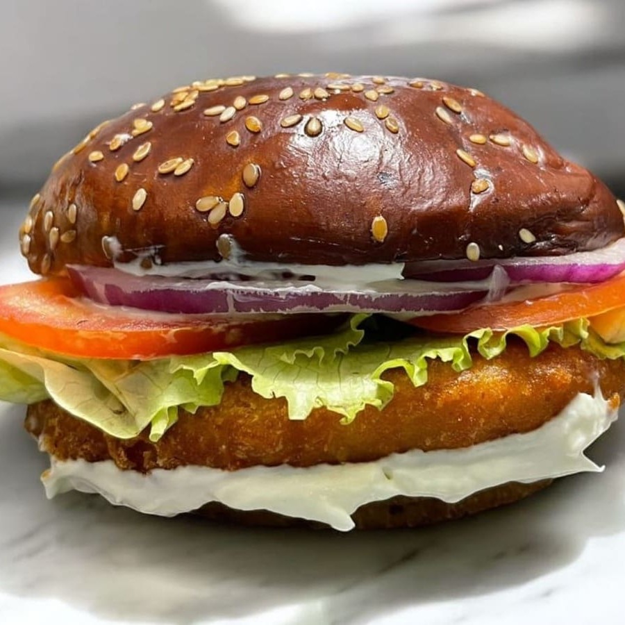 Burguer de peito de frango empanado, Catupiry Original, no pão prime mais macio e delicioso do mundo!