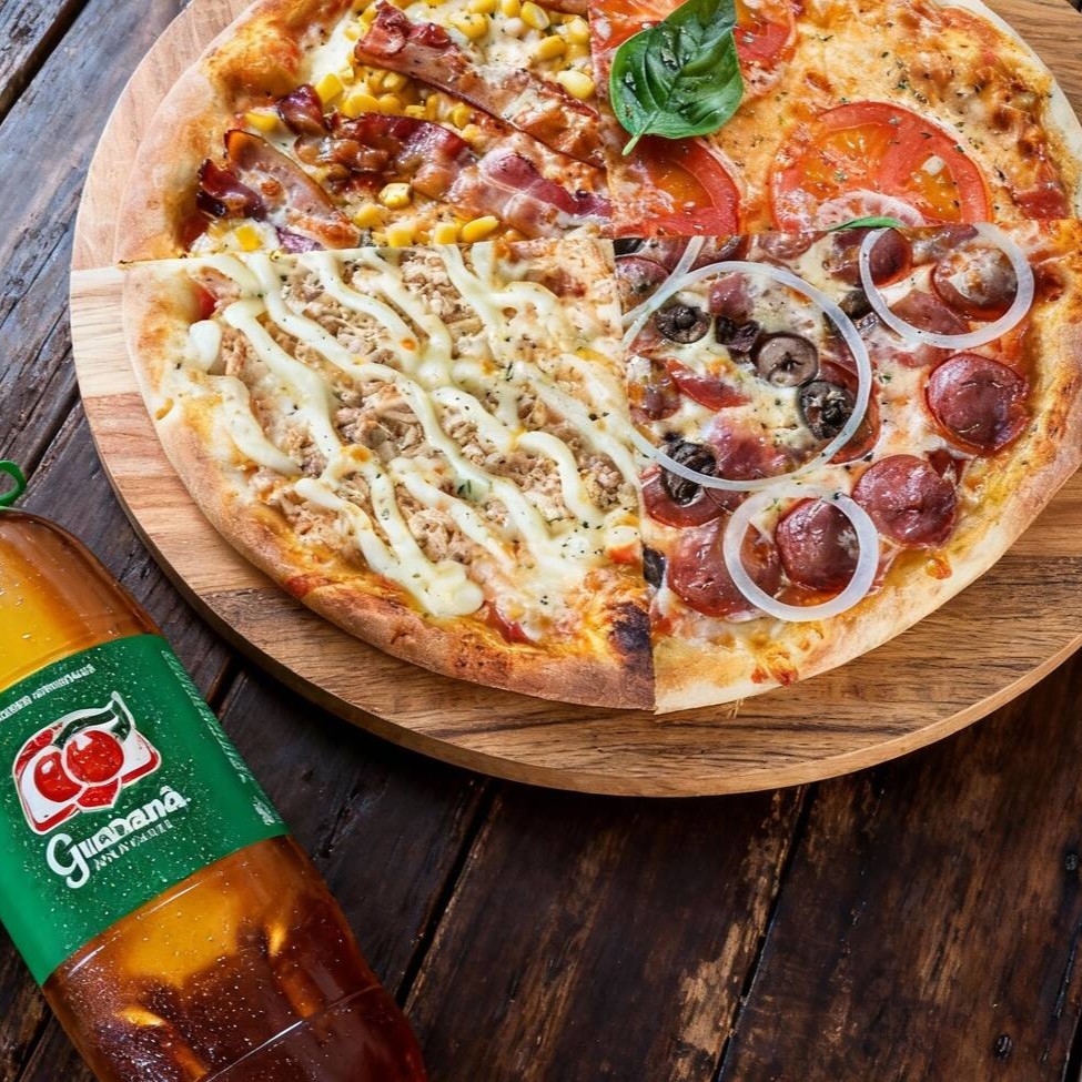 Pizza 4 sabores; 1/4 calabrresa 1/4 frango Catupiry 1/4 bacon milho 1/4 a moda + refrigerante de 1 litro