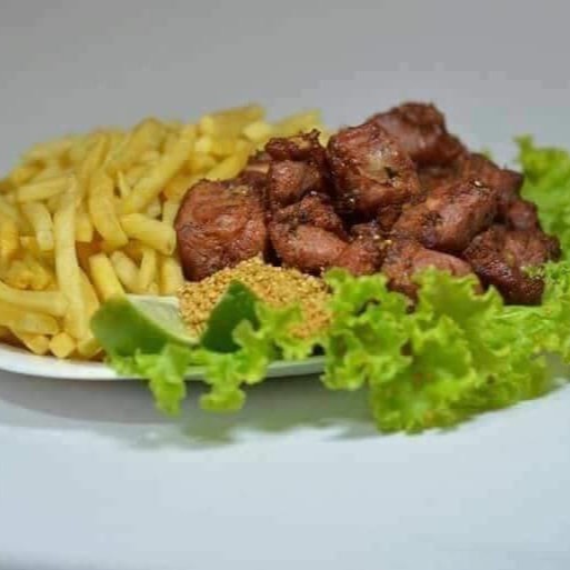 Saboreie nossa deliciosa 'Costelinha Suína com Batata Frita', essa porção é a escolha perfeita para quem aprecia um sabor autêntico e marcante. Com 700g de costelinhas suínas à passarinho, preparadas à perfeição e realçadas pelo toque suave do alho torrado e a acidez refrescante do limão. Acompanha 500g de batatas à serem fritas, cuidadosamente selecionadas, proporcionando uma crocância irresistível e um sabor inigualável. É a escolha ideal para quem busca uma combinação perfeita de sabor e qualidade, digna do título de 'Melhor do '.