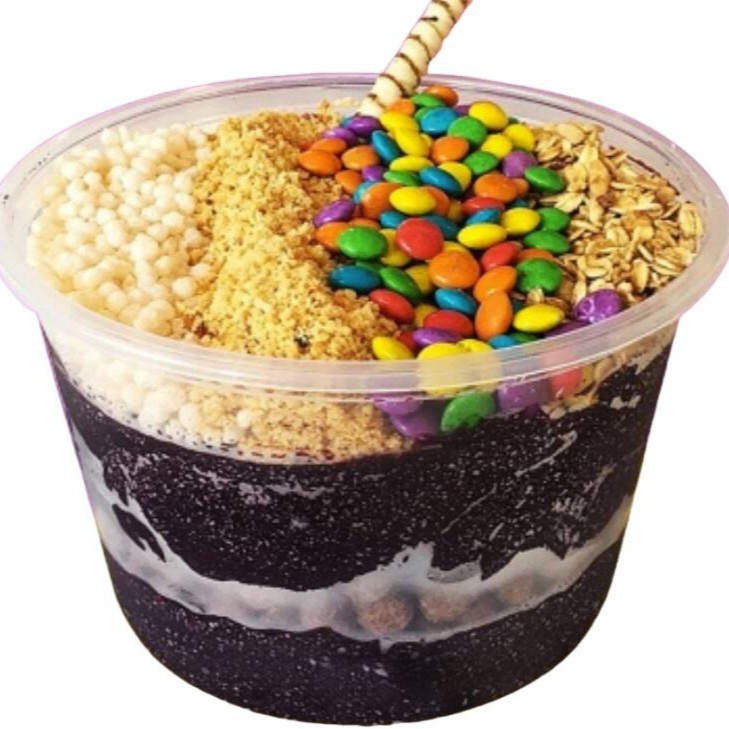 Apresentamos nosso delicioso açaí, super cremoso e repleto de sabor, perfeitamente acondicionado em nosso Potão de 1000ml. Este prato pertence à categoria 'Monte o Seu', permitindo que você personalize sua experiência gastronômica. Escolha seus complementos favoritos e acréscimos irresistíveis para realçar ainda mais o sabor. Adicione uma fruta fatiada de sua preferência para uma experiência incrivelmente refrescante e saborosa. Delicie-se com esta combinação perfeita de sabor e nutrição!