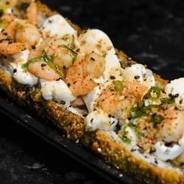 Em formato de cachorro quente,recheado com camarão grelhado,creem cheese,cebolinha e gergelim.