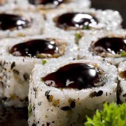 Porção com 10 unidades.  Pele de salmão grelhado com arroz Cream cheess e cebolinha.