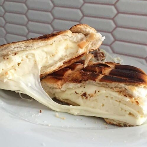 Pão francês, suiço ou de forma, com queijo minas e manteiga. Quente ou frio (favor colocar na observação)