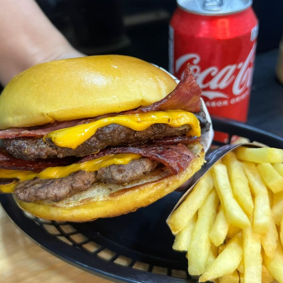 Smash Duplo Cheddar + Batata + Guaracamp Ou Refri Lata