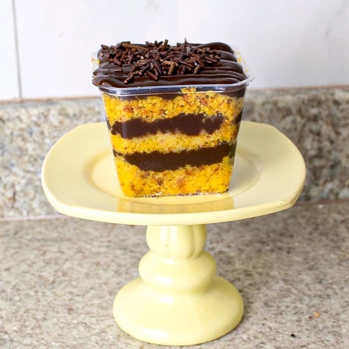 Massa fofinha de cenoura, recheio cremoso de brigadeiro gourmet e finalização com granulado – 250ml.