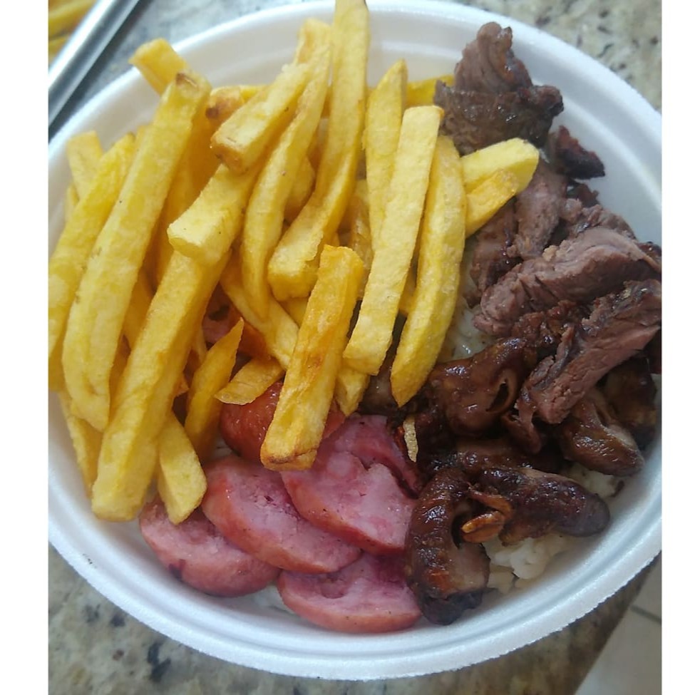 Arroz, feijão batata frita, molho e farofa carne, linguiça e coração