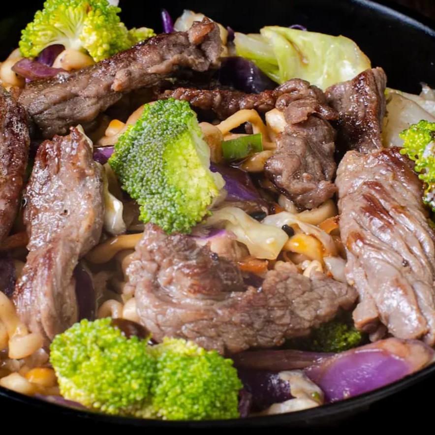 O nosso Yakisoba Carne Junior é o prato perfeito para uma pessoa que busca uma experiência culinária única. Cuidadosamente preparado com macarrão oriental de alta qualidade, cenoura, brócolis, repolho e carne bovina finalizados com o molho especial. Esse sabor vai te levar ao Japão!