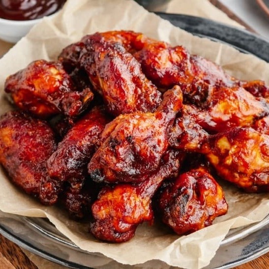 10 coxinhas das asas ou 12 tulipas defumadas por horas na lenha de macieira, garantindo um sabor defumado sem igual. Acompanha arroz branco, fritas, farofa de costelinha defumada e vinagrete premium em porções para até três pessoas. Também acompanha molho barbecue ou gorgonzola.