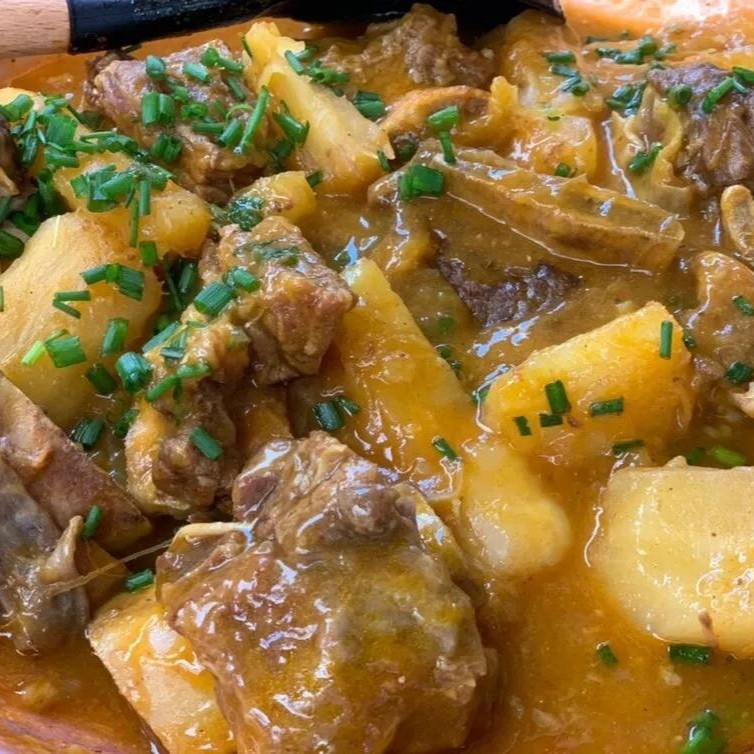 Caldo de Costela Bovina com Aipim.   - Acompanhamentos grátis: torradas, molho de pimenta (em sachê), colher e guardanapos.