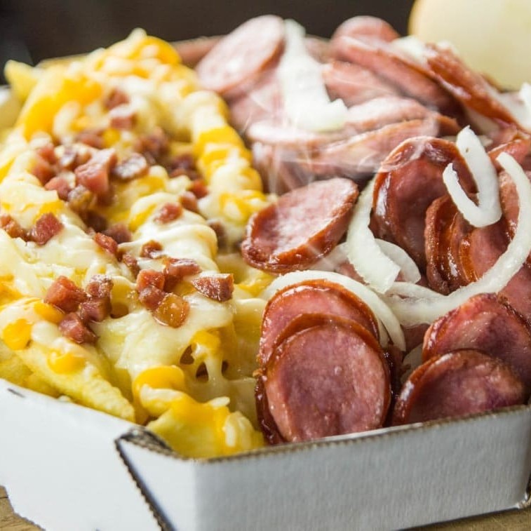 Calabresa acebolada suculenta servida com batata frita crocante, cheddar cremoso, mussarela derretida e bacon crocante. Uma explosão de sabores irresistível para compartilhar!