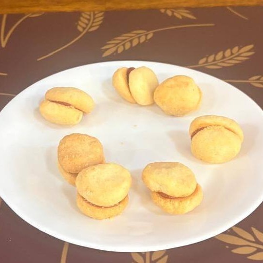 O doce que é sinônimo de carinho e tradição!  Biscoitinhos amanteigados recheados com goiabada cremosa, formando o equilíbrio perfeito entre o doce da fruta e a leveza da massa. Delicados, aromáticos e com aquele sabor caseiro que remete à infância — ideais para acompanhar o café ou presentear.  • Ingredientes principais: farinha de trigo, manteiga, açúcar, ovos e goiabada. • Diferencial: massa artesanal que derrete na boca e recheio generoso de goiabada artesanal, preparado diariamente. • Alergênicos: contém glúten, leite e ovos.