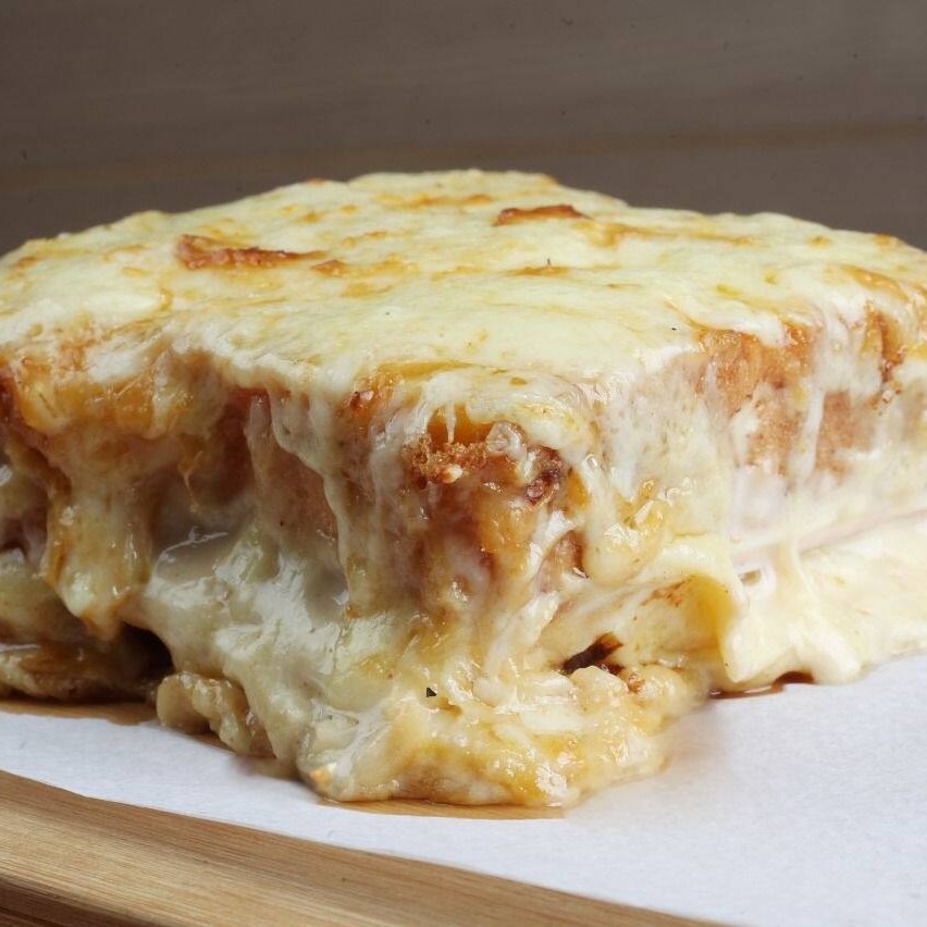Saboroso sanduíche gratinado de pão brioche, O clássico pão da casa.