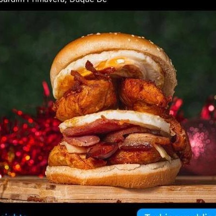 Pão, 4 filés de frango, 2 ovos, queijo, presunto, bacon, cheddar cremoso, salada, milho, ketchup, maionese de alho, billy jack e batata palha