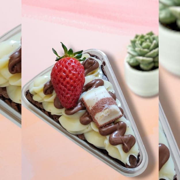 Nossa Pizza Brownie, chegou fazendo maior sucesso ... Composto por: Um Brownie bem molhadinho e aquela casquinha que não pode faltar, coberto por um Brigadeiro de Ninho, uma camada de Nutella, Morango e Kinder Bueno. ___Esse produto é servido Super gelado.___           ______Tags______________ Bolo, Brownie, copo da felicidade, bolo no pote, coca cola, chocolate, cookie, Nutella, Ninho, ferreiro rocher, Brownie no pote, morango, chocolate, brigadeiro, bolo vulcão, torta cookie, doces, chocolate, confeitaria, engenhoca , fonseca, Niterói Entrega grátis, taxa grátis, cupom de desconto, banoffe, Bombom de uva, Kinder bueno, red velvet, maracujá.