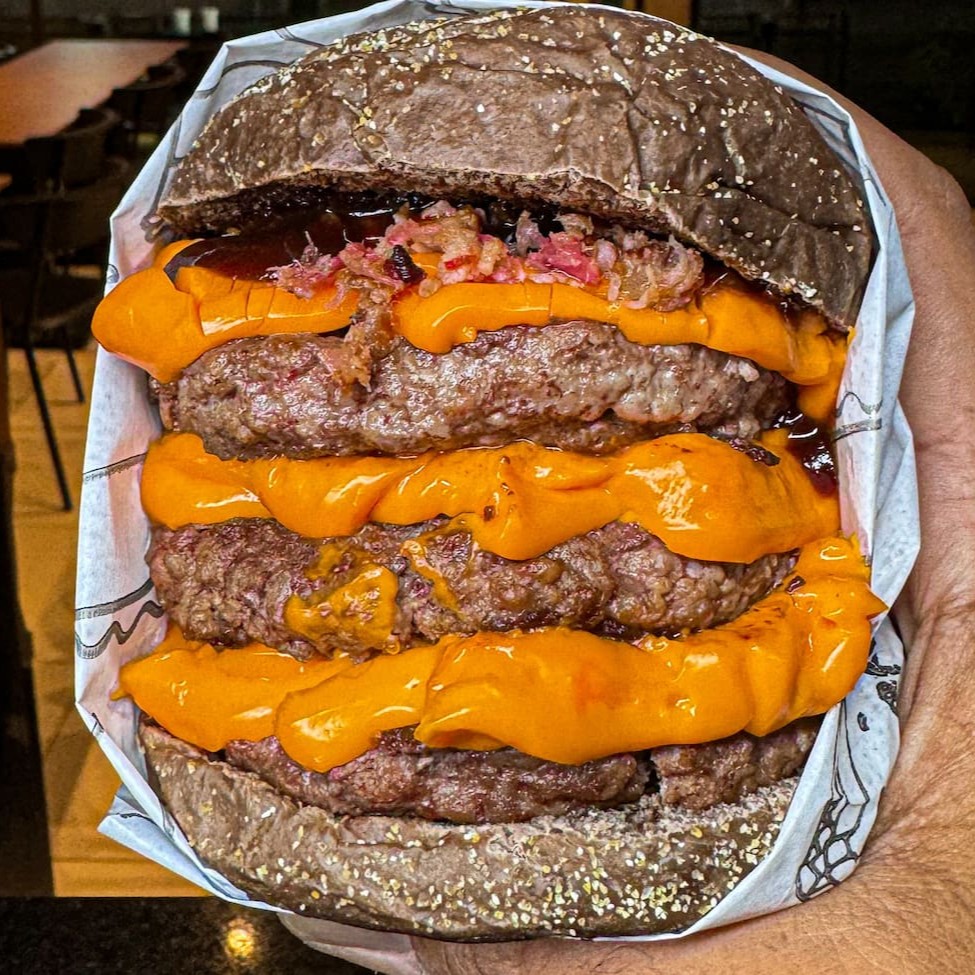 Quanto Mais Cheddar, Melhor! Pão australiano selado, 3 blend 110g, o triplo de cheddar cremoso, geleia de bacon e barbecu