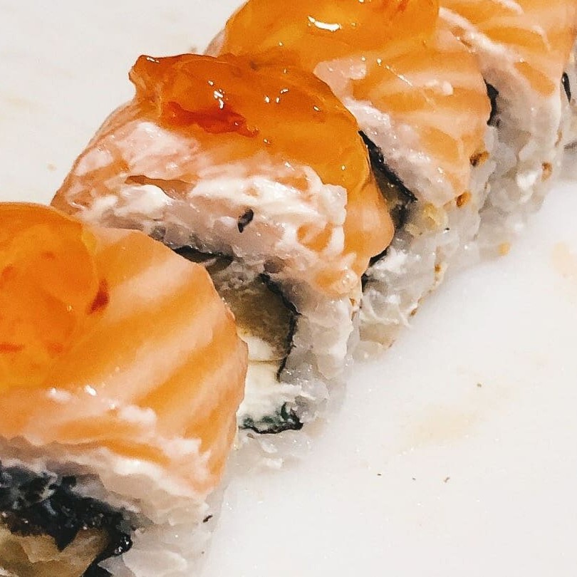 São 12 peças de Uramaki envolto em uma lâmina de salmão com cream cheese e geleia de pimenta.