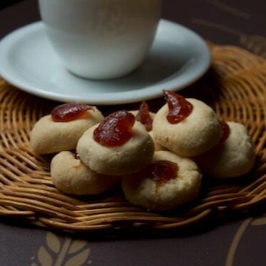Clássico, delicado e cheio de sabor!  Petit four artesanal com massa amanteigada e recheio de goiabada cremosa, formando o equilíbrio perfeito entre o doce suave e o sabor frutado.  Crocante por fora, macio por dentro e com aquele toque caseiro que combina com qualquer hora do Dia.  Perfeito para acompanhar cafés, servir em eventos ou adoçar o lanche da tarde.  • Ingredientes principais: farinha de trigo, manteiga, açúcar, ovos e goiabada. • Diferencial: receita artesanal com recheio de goiabada cremosa e massa leve que derrete na boca. • Alergênicos: contém glúten, leite e ovos.