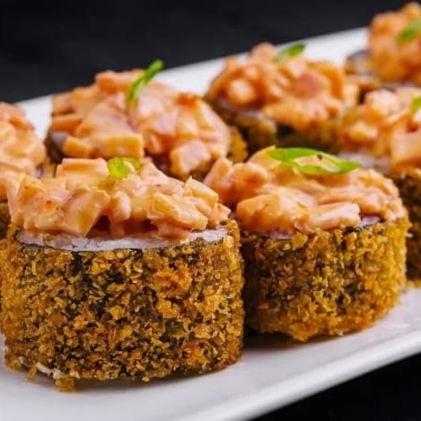 """Porção com 10 unidades de Salmão Hot com Shitake, sushi empanado e crocante por fora, recheado com salmão fresco e saboroso, combinado com shitake salteado que traz um toque terroso e aromático irresistível. Finalizado com cream cheese cremoso e preparado com arroz temperado na medida certa, é uma combinação perfeita de texturas e sabores da culinária japonesa."""