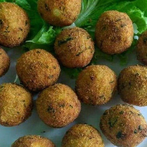 Deliciosos Bolinhos de Bacalhau fritos na hora.