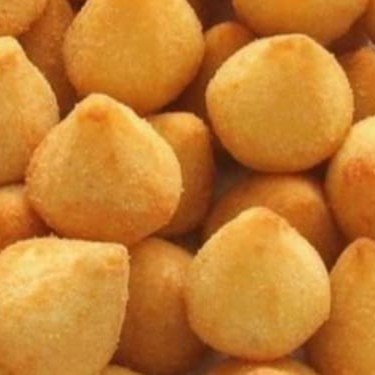 Saboreie 20  coxinhas fritas crocantes, recheadas com frango suculento temperado com temperos naturais, o Salgado Perfeito para lanches ou festas.