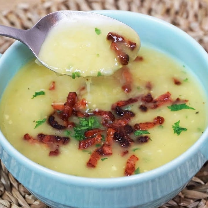 Caldo de Mandioca Cremosa com Calabresa Defumada Mandioca cozida, calabresa ralada e toque de alho