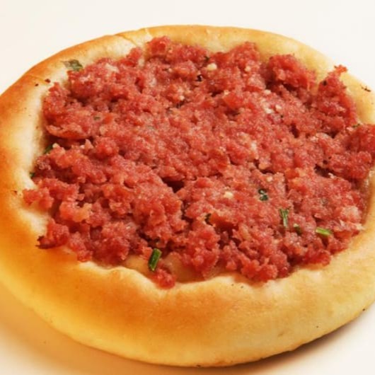 Calabresa moida,com pouco de tomate e cebola