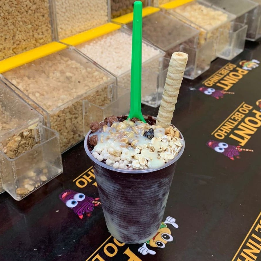 Saboreie nosso excepcional Açaí Artesanal Batido, servido em um copo de 200 ml. Uma experiência autêntica e personalizável, onde você tem a liberdade de montar do seu jeito. Este prato é uma verdadeira celebração de sabores, valorizando a riqueza e a singularidade do açaí. Cada gole transborda a essência artesanal e a paixão pela culinária que colocamos em cada preparo. Experimente e deixe-se envolver por esta incrível jornada sensorial!