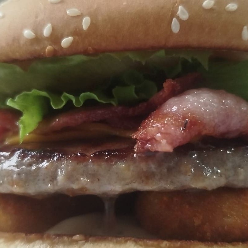 1 hambúrguer de 90g, cheddar, bacon, cebola empanada, salada e molho especial