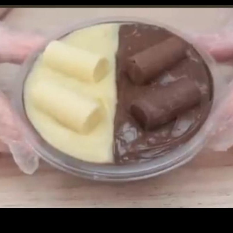 Brigadeiro com Brigadeiro branco e de enfeite baton