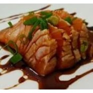 Sashimi de salmão levemente selado com gergelim.