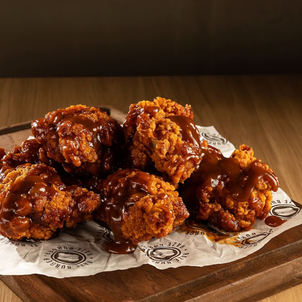 Deliciosas coxinhas de frango empanadas e crocantes envoltas com molho barbecue artesanal. Difícil resistir! 06 unidades.