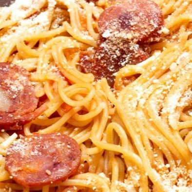 Macarrão ao molho calabresa, com mussarela por cima e finalização!