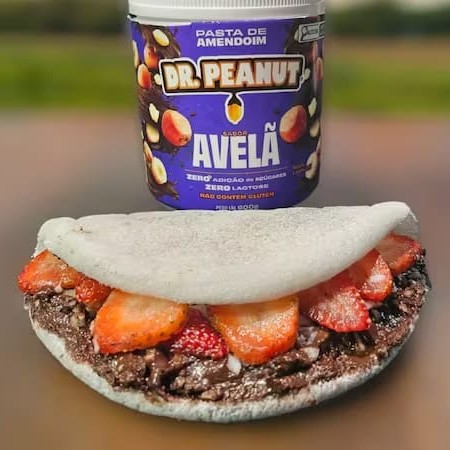 Deliciosa tapioca feita com massa artesanal, super recheada com a maravilhosa pasta de amendoim zero lactose e zero gluten Dr. Peanut sabor avelã. Adicione 2 acompanhamentos de sua preferência!