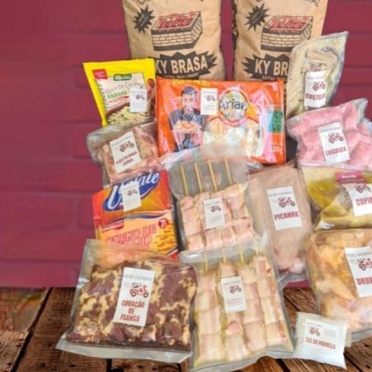 1 peça de picanha. Costelinha Suína (1kg) *semipronta Cupim *semipronto (1kg)  Costela *semipronta (1kg) Drumet (1kg) temperada Coração de frango no shoyo  (10 espetos) Linguiça suína ou de frango (1kg) Medalhão de frango (4 Espetos) Queijo Coalho (4 Espetos) Queijo coalho com bacon (4 espetos) 1 Pct Pão de Alho 1 Pct farofa (300g) Sal de Parrilla (100g) Carvão (6kg) Kit com aprox. 6.8kg de carnes * Itens semiprontos (finalizar por aprox. 20 min. Na churrasqueira)