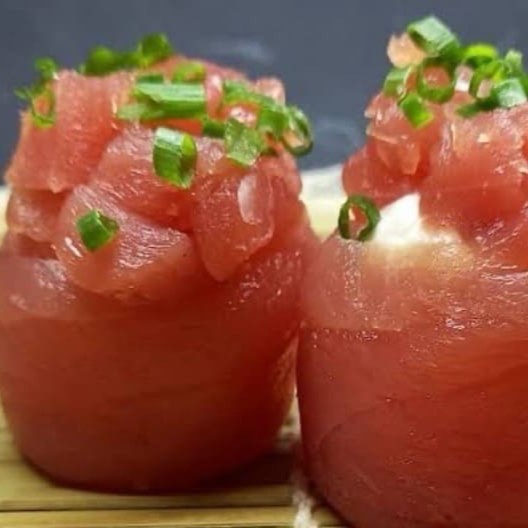 Envolvido de atum ,arroz cream cheese,com um toque final tartar atum e cebolinha