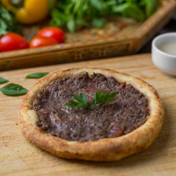 Esfiha de Carne: Massa recheada com carne bovina temperada com especiarias. Sabor autêntico e irresistível em cada mordida.