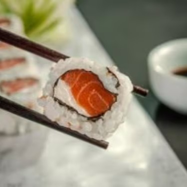 Escolha 3 porções (com 15 unidades cada) 15 opções diferentes de rolls, você escolhe, algumas porções tem acréscimo.