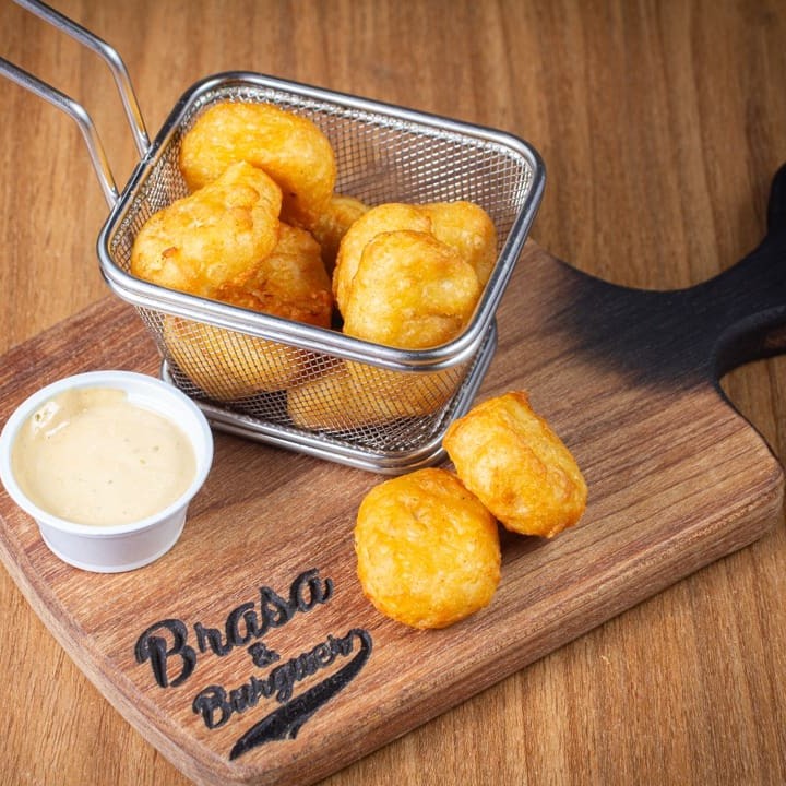 10 unidades dos nossos nuggets, que são na verdade deliciosos frangos empanados. Crocante, suculente e perfeitamente fritos.  Acompanha nosso delicioso molho especial.