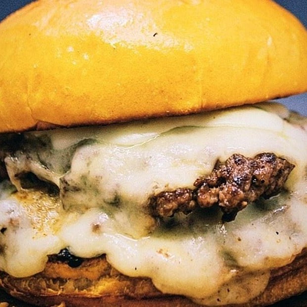 São 2 Brasa Smash Duplo por Apenas 40,00 ! Cada Burguer vai Com 2 Blends Smash de 110g Cada, Muito Queijo e Maionese Temperada, no Pão Artesanal selado na Manteiga.