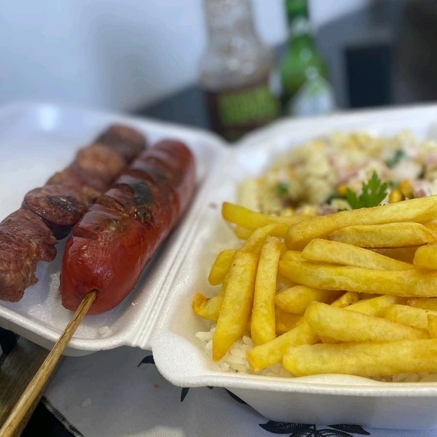 Escolha 1 espeto + 4 guarnições