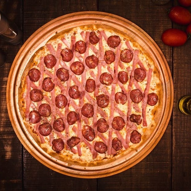 Pizza com tiras de presunto e calabresa fatiada com aquele refrigerante bem gelado!