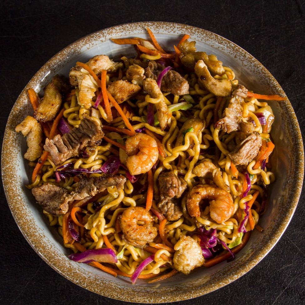 Combinação especial do nosso macarrão com frango, carne, camarão e legumes